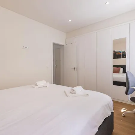 Sunny Patio And King Size Bed In Trendy Marvila * 리스본