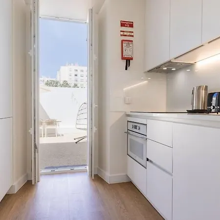 Sunny Patio And King Size Bed In Trendy Marvila 리스본