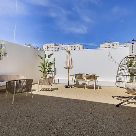 Sunny Patio And King Size Bed In Trendy Marvila 아파트 리스본
