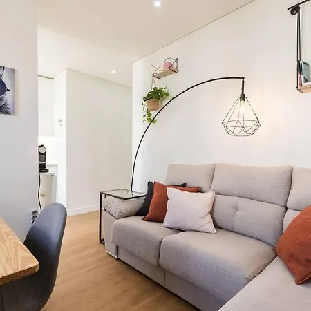 Sunny Patio And King Size Bed In Trendy Marvila * 리스본