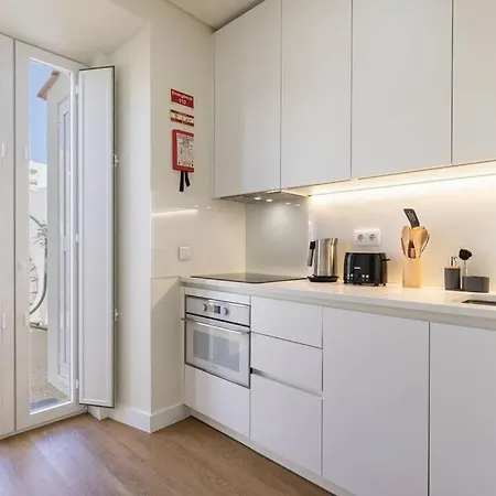 Sunny Patio And King Size Bed In Trendy Marvila 리스본