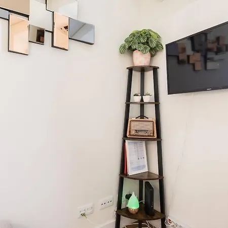 아파트 Sunny Patio And King Size Bed In Trendy Marvila 리스본