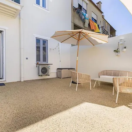 Sunny Patio And King Size Bed In Trendy Marvila 리스본